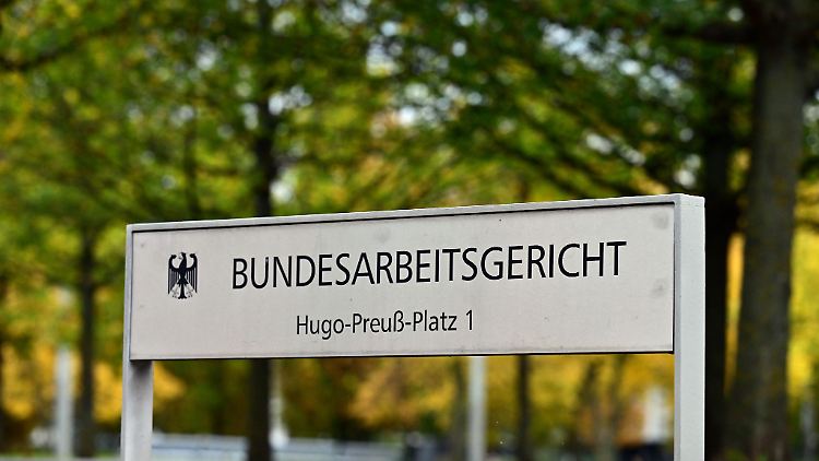 Bundesarbeitsrichter haben ein Grundsatzurteil zum Gebot der Lohngleichheit von Frauen und Männern entschieden.