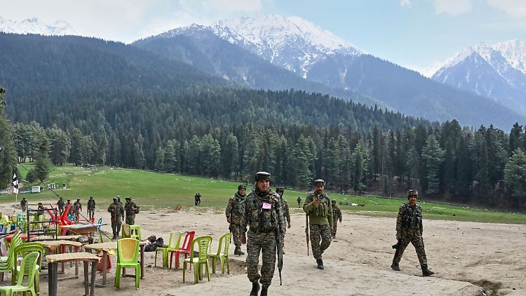 Indische Sicherheitskräfte inspizieren den Ort eines Angriffs auf Touristen in Pahalgam im indisch kontrollierten Kaschmir. (Foto Archiv)