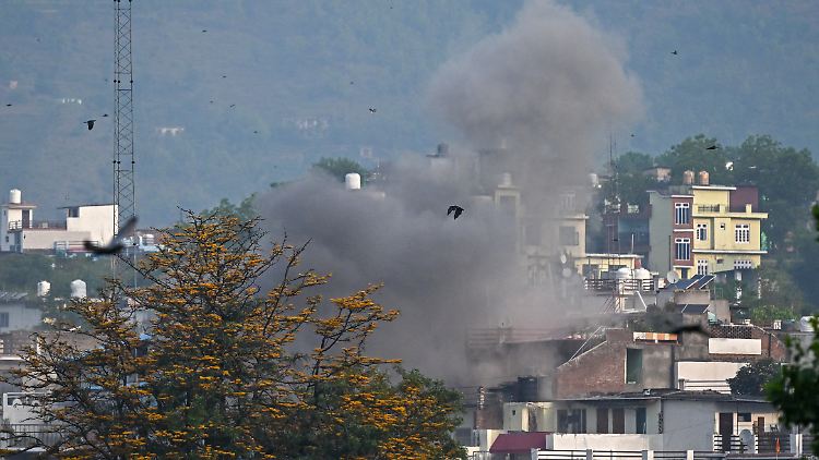 Rauchschwaden nach dem Einschlag einer Artilleriegranate im Hauptort des Bezirks Poonch in der indischen Region Jammu. 