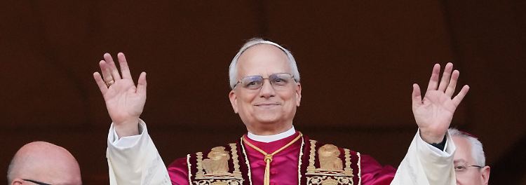 Und dann tritt Leo XIV. erstmals im neuen Amt vor die Gläubigen. 