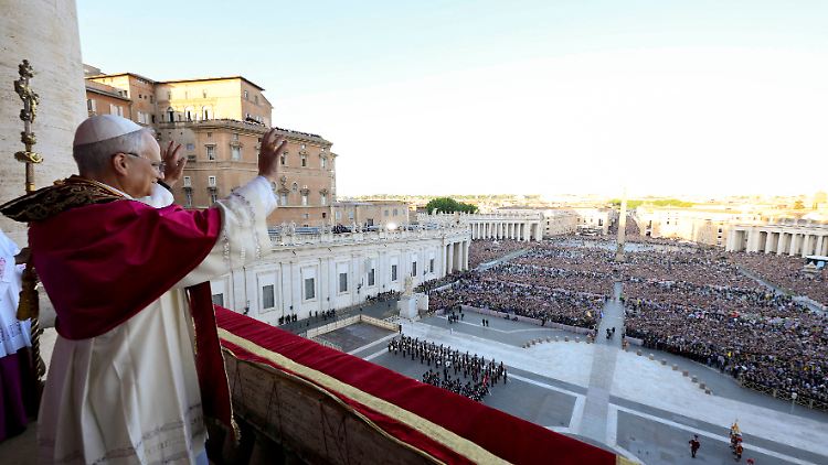 Tausende eilten in Rom herbei, als sich die Nachricht eines erfolgreichen Ausgangs der Papstwahl herumspricht.