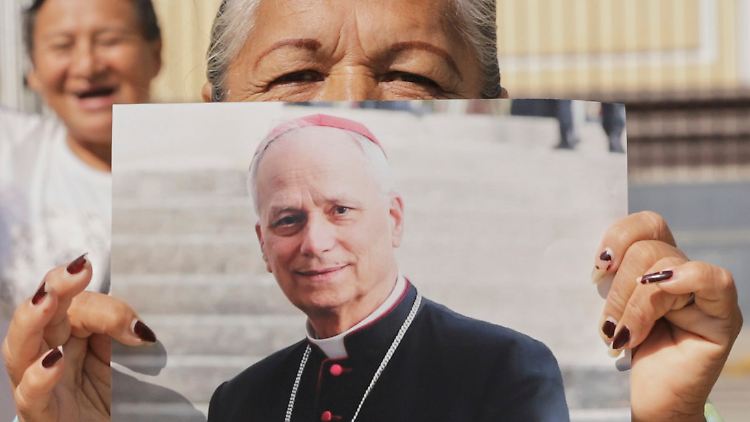 Frauen mit einem Foto von Robert Prevost im peruanischen Chiclayo, in seiner früheren Diözese.