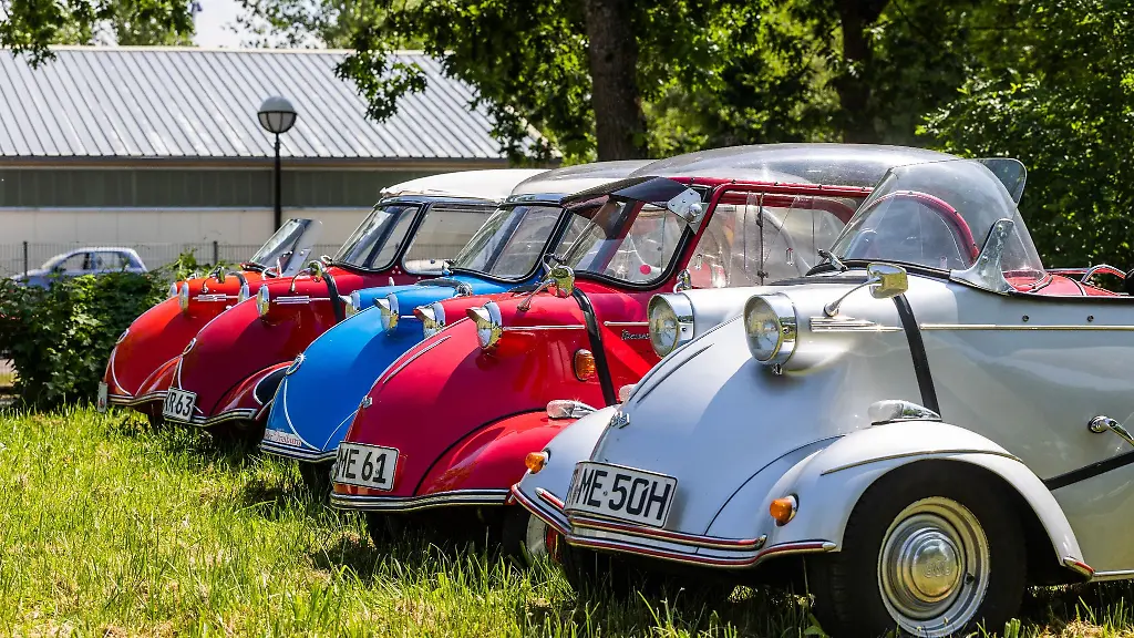 Fuenf-Messerschmitt-Kabinenroller-stehen-in-Freiburg-auf-einer-Wiese