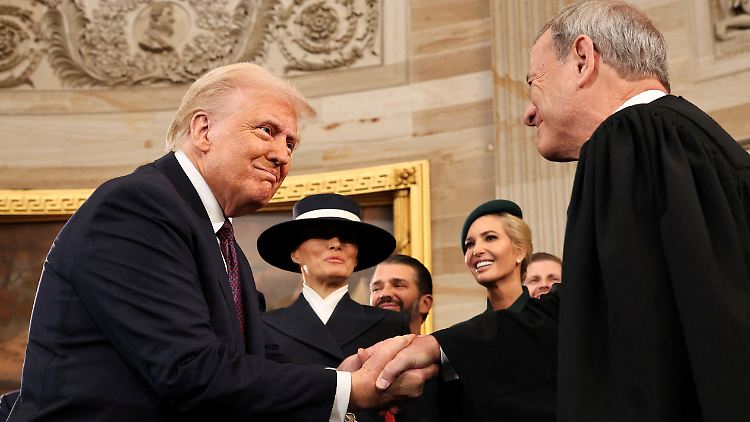 Trump im Januar mit dem Vorsitzenden Richter des Obersten Gerichts, John Roberts.