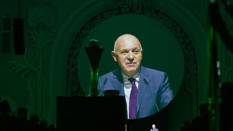 Bernd Neuendorf will doch eigentlich nur wiedergewählt werden.