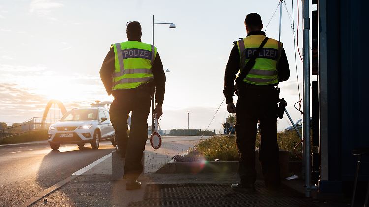 Zwei Bundespolizisten kontrollieren an der deutsch-polnischen Grenze.