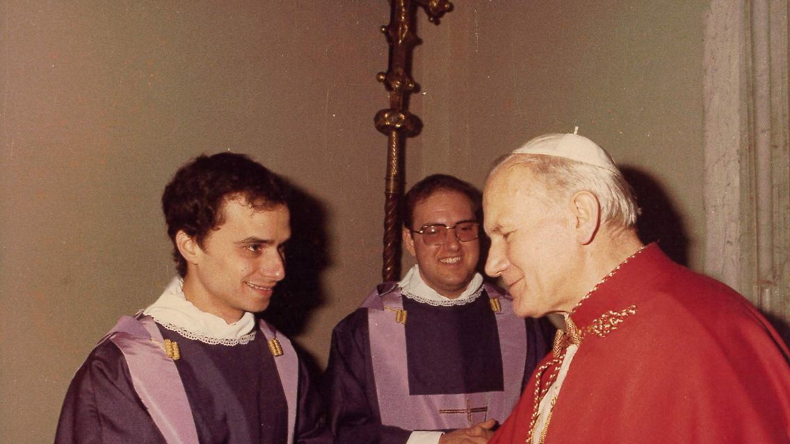 Bei seinen Reisen nach Rom trifft er Johannes Paul II., ...