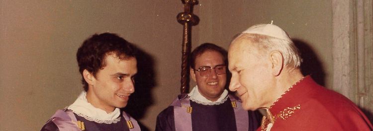 Bei seinen Reisen nach Rom trifft er Johannes Paul II., ...