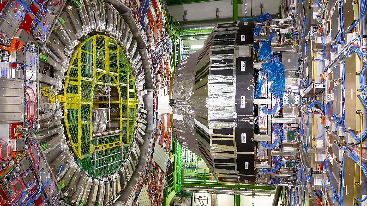 Teilchenbeschleuniger LHC bei Genf: Unter extremen Bedingungen verändern Atome ihre innere Struktur.