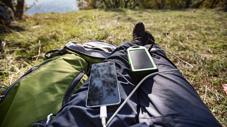 Nachladen in der Natur: Solar-Powerbanks liefern neue Energie für leere Handy-Akkus.