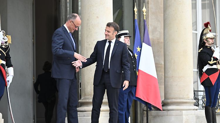 "Na, schlag schon ein!" Merz und Macron präsentierten sich demonstrativ nahe und fröhlich.