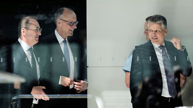 Bundesinnenminister Dobrindt, Bundeskanzler Merz und Kanzleramtschef Frei wollen jetzt schnell die Grenzen dichtmachen - irgendwie.