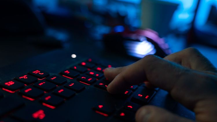 Cyberangriffe auf kritische Infrastruktur wie Krankenhäuser und Forschungseinrichtungen haben nach Angaben von Strafverfolgern in Nordrhein-Westfalen stark zugenommen. (Symbobild)