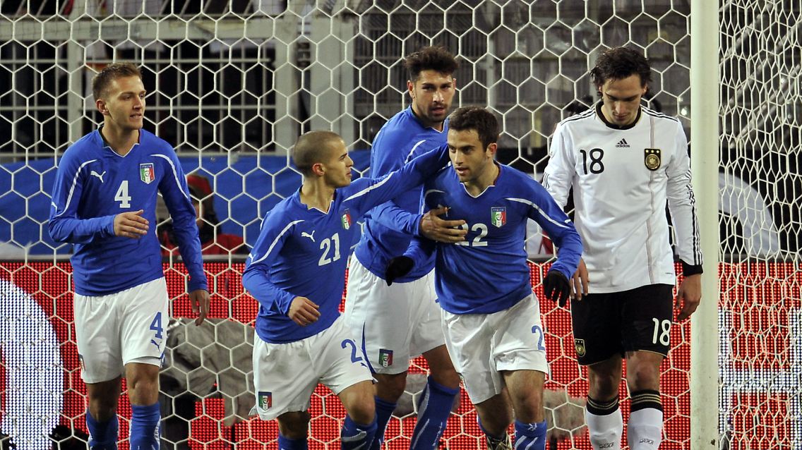 Der Dortmunder Mats Hummels, rechts, blieb auch im dritten Heimspiel 2011 sieglos.