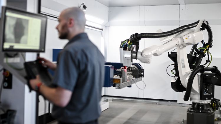 Ein Roboterarm in einer Fertigungshalle von Trumpf in Chicago. 
