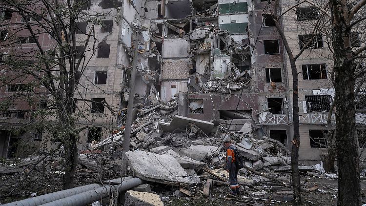 Hier hielt Russland offenbar nicht viel von der Feuerpause, die da eigentlich schon gelten sollte: ein Wohnhaus im ukrainischen Kostjantyniwka nach russischem Beschuss am 8. Mai.