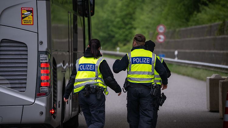Hier an der A64 kontrolliert die Polizei am Mittwoch die Insassen eines Reisebusses.