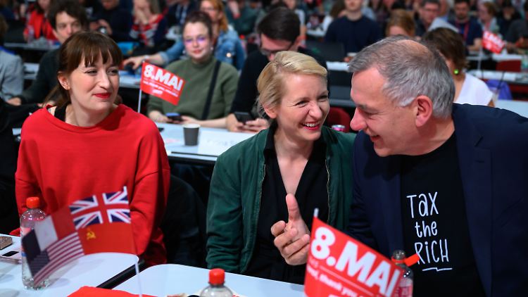 "Tax the Rich", besteuert die Reichen - Jan van Aken mit seiner Co-Parteichefin Ines Schwerdtner und Fraktionschefin Heidi Reichinnek (l.).