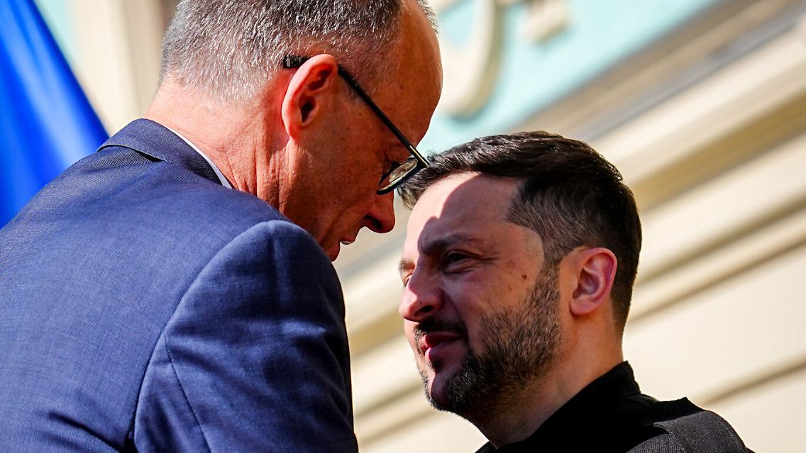 Kanzler Merz mit ukraines Staatschef Selenskyj vor dem Marienpalast in Kiew.