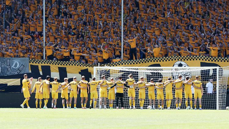 Schon vor Anpfiff suchte die Mannschaft den Kontakt zu den Fans.