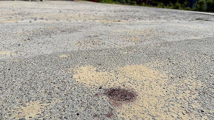 Der tatverdächtige 17-Jährige sei nach der Tat vom Tatort geflohen. Am Abend konnte die Polizei ihn laut eigener Aussage nach einer intensiven Fahndung ausfindig machen.