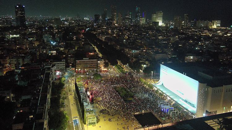 Hunderte Israelis demonstrieren in Tel Aviv für die Heimholung der restlichen Geiseln. 