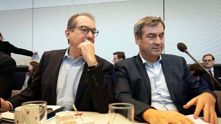 Bundesinnenminister Dobrindt und CSU-Chef Söder verteidigen die neue Grenzpolitik.