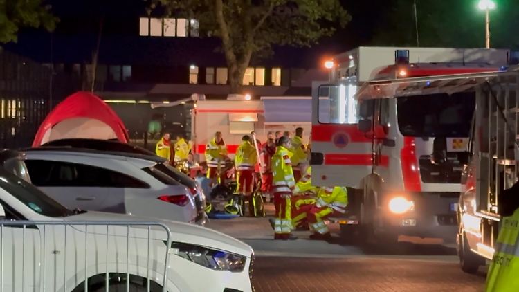 Rettungskräfte behandeln die Schwerverletzten bei der HSV-Aufstiegsfeier.
