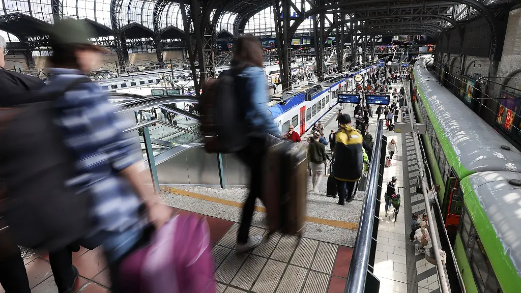 Manchmal-muss-man-sich-beeilen-um-den-Zug-noch-zu-erwischen-Oft-hat-aber-auch-die-Bahn-Verspaetung