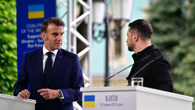 Macron glaubt, dass Putin auf Zeit spielt.
