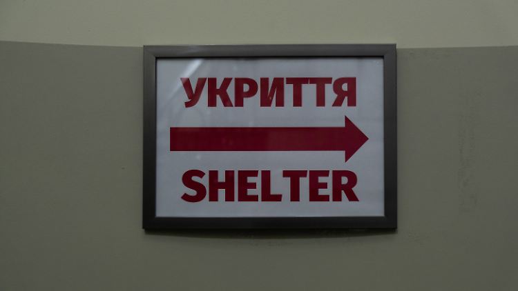 Wieder suchen die Menschen in der Ukraine Schutz in Bunkern. 