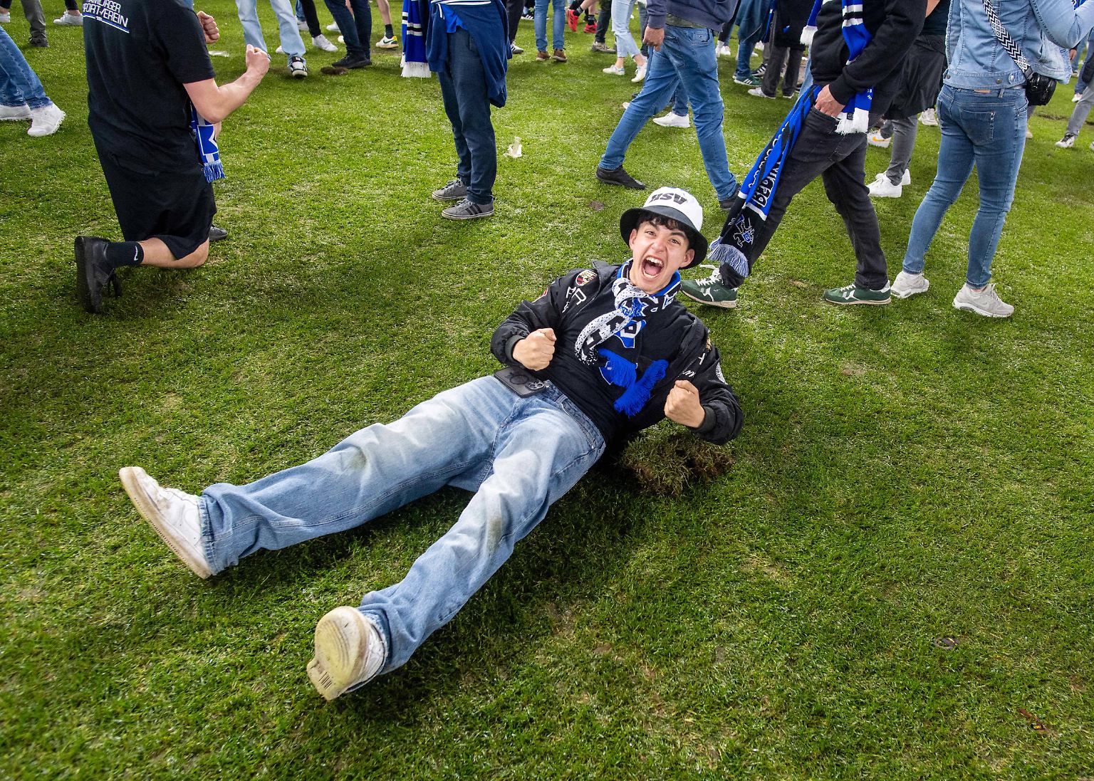 Als die HSV-Fans den heiligen Aufstiegsrasen stürmten und ihre Souvenirs ausbuddelten, waren sieben Jahre des Leidens auf einen Schlag vergessen. 