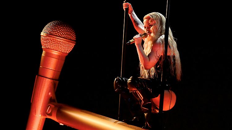 Was für Rammstein die Peniskanone ist, ist für Erika Vikman aus Finnland der Mikrofonständer.