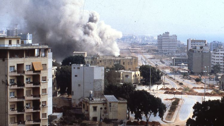 Der Libanonkrieg 1982 begann am 6. Juni 1982 mit dem Einmarsch israelischer Truppen in den Südlibanon und endete im September 1982 mit dem weitgehenden Abzug der PLO aus Beirut.