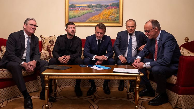 Starmer, Selenskyj, Macron, Tusk, Merz (von links nach rechts) und im Mittelpunkt: Trump - oder zumindest das Handy, mit dem er angerufen wurde.