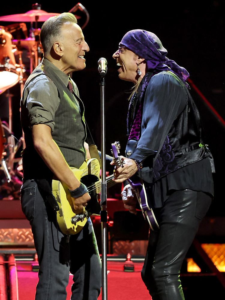 Bruce Springsteen und Steven Van Zandt während eines Konzerts im April 2024 in Kalifornien.