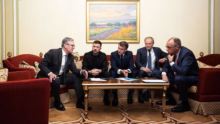 Solche Bilder hat es lange nicht mehr gegeben: Europäische Regierungschefs versuchen gemeinsam, etwas für die Ukraine zu erreichen - dass Merz hier am Rande sitzt, entsprach dabei nicht seiner Rolle.