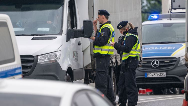 Mitte der Woche wies Dobrindt die Bundespolizei an, die Grenzen verschärft zu kontrollieren - die Beamten kommen dieser Weisung unabhängig von einer späteren rechtlichen Prüfung nach. 