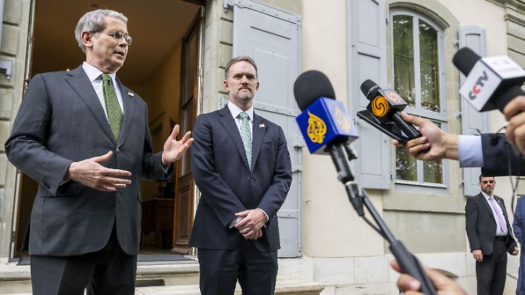 Der US-Finanzminister Scott Bessent (links) und der US-Handelsbeauftragte Jamieson Greer zeigten sich schon kurz vor der Einigung optimistisch. 
