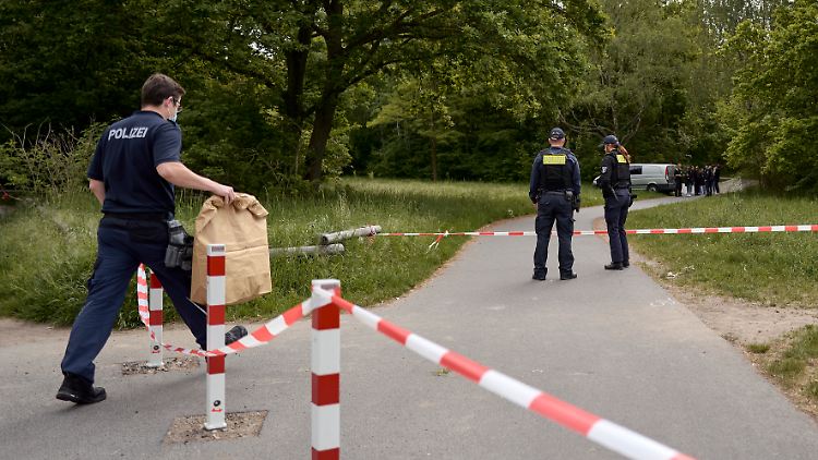 Die Ermittler suchen derzeit nach der Mutter des Babys - sie wird bislang jedoch nicht der Tötung beschuldigt.