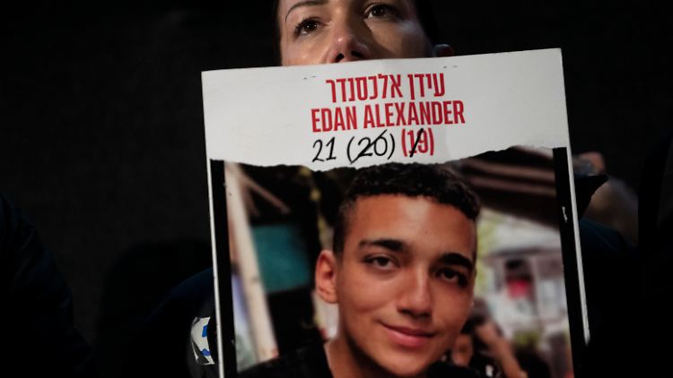 Yael Alexander zeigt in Tel Aviv ein Poster ihres Sohnes Edan. Der junge Mann soll binnen 48 Stunden freikommen. 