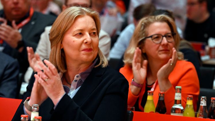 Bas würde auch Selbstständige und Beamte in die Rentenkasse einzahlen lassen - zum Unmut des Koalitionspartners.
