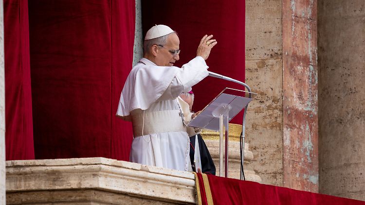 Leo XIV. spricht einen Segen auf dem Balkon des Petersdoms in Rom. 