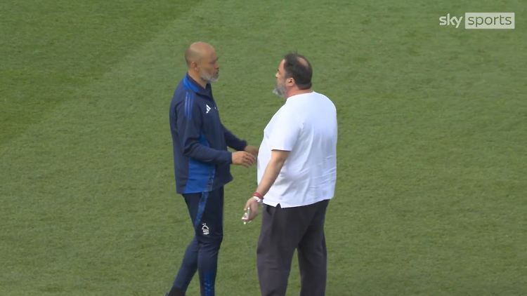 Marinakis (r.) hat ein Problem mit dem 2:2.