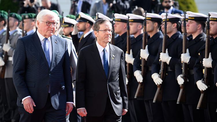 Der israelische Präsident (r) wird mit militärischen Ehren in Bellevue empfangen. 