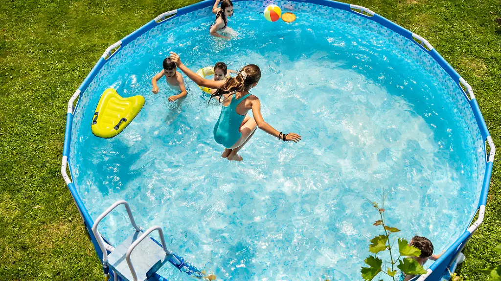 Ein-Pop-Up-Pool-im-Garten-sorgt-fuer-Abkuehlung-an-heissen-Tagen