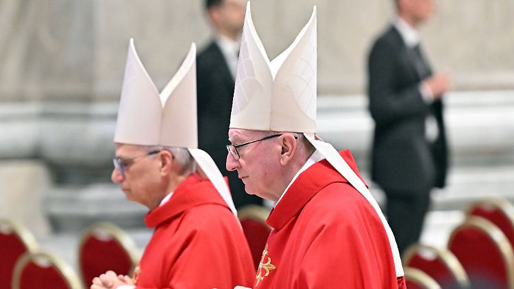 Kardinal Pietro Parolin (vorn, vor Prevost) konnte seiner Favoritenrolle nicht gerecht werden.
