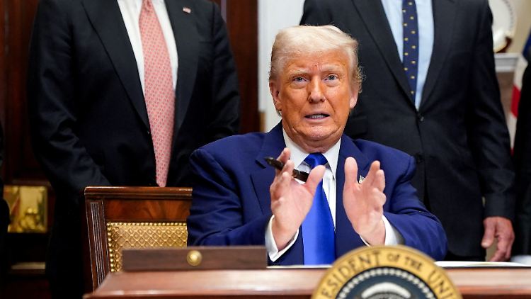 Versucht, ein Wahlversprechen einzulösen: US-Präsident Donald Trump bei der Unterzeichnung des Arzneimittel-Dekrets.