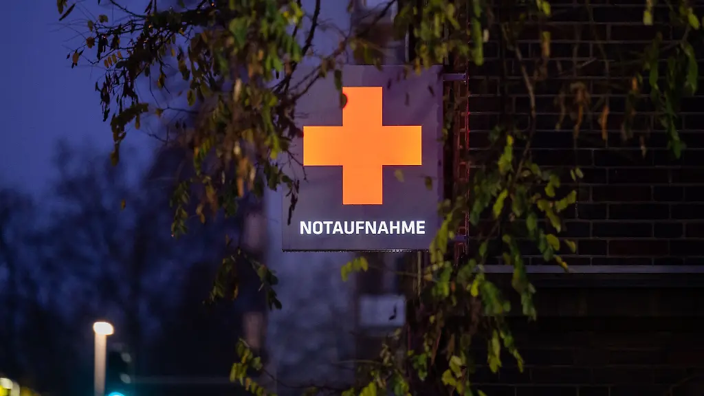 Ein-Schild-weist-auf-die-Notaufnahme-eines-Krankenhauses-hin