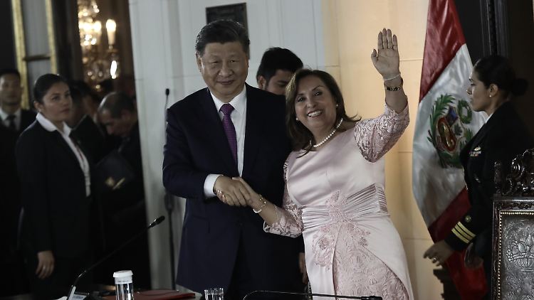 Chinas Präsident Xi Jingping und seine peruanische Amtskollegin Dina Boluarte bei einem Treffen in Lima.